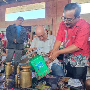 Kepala Dinas Koperasi, UKM dan Perdagangan Kota Pematang Siantar membubuhkan Cap Tanda Tera pada kegiatan Sidang Tera Ulang di Pasar Dwikora, 20 Oktober 2023